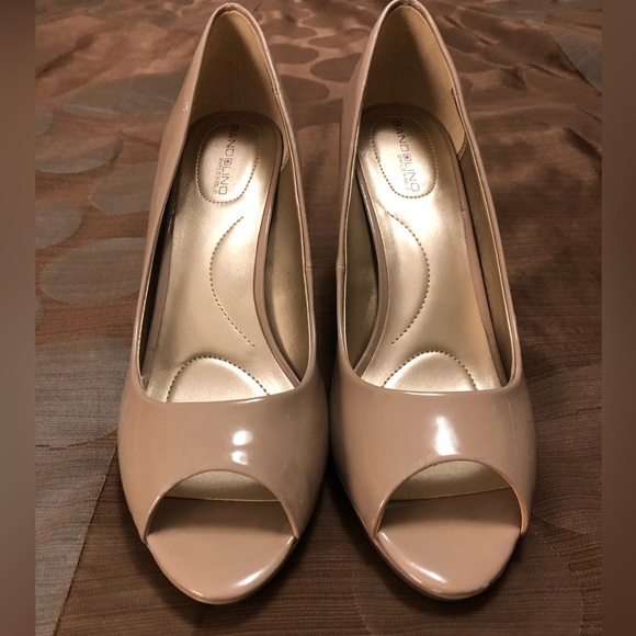 Beautiful pair of Bandolino B-flexible taupe pumps. - Picture 1 of 8